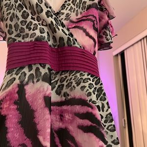 Beautiful flowy classic dress, very elegant, with ruffle shoulders very trendy